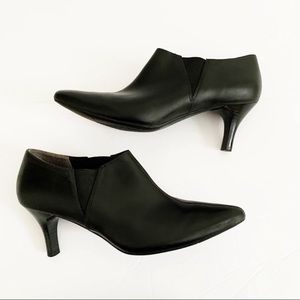 Rockport Black Leather Pointed Toe Ankle Booties